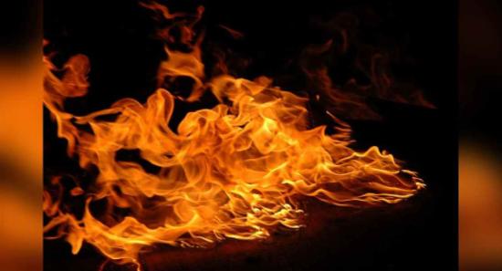 පංචිකාවත්තේදී, මෝටර් රථයක් ගිනි ගනී...